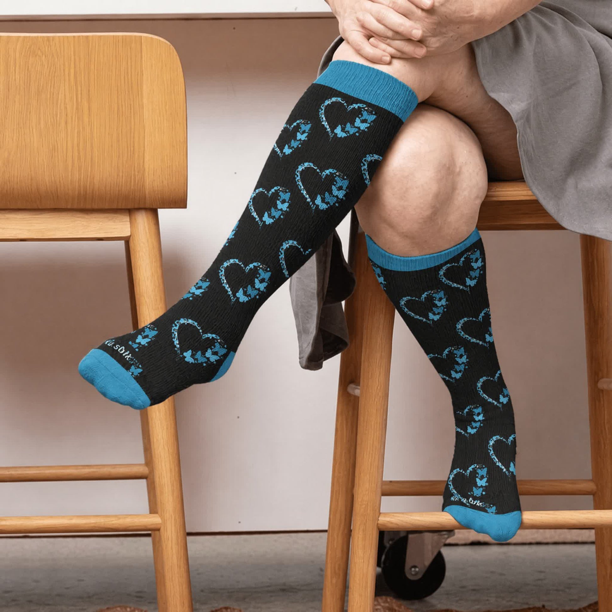 Plus Size Colorblock Heart Compression Socks - Blue(1 Pair) - 4XL - image 2